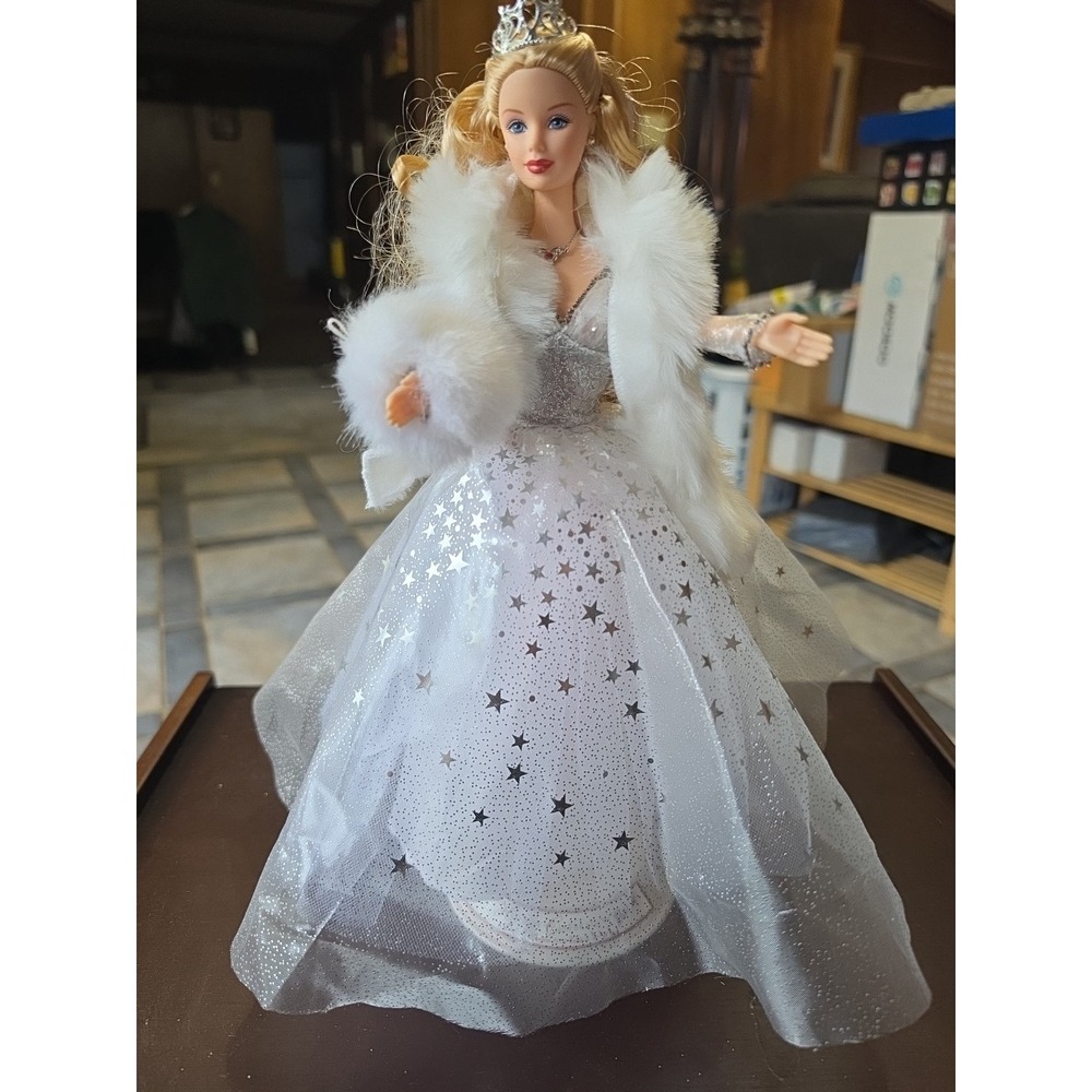 Special Edition 2001 Holiday Christmas Barbie White Silver Dress w Stars Tiara